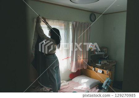 female, lady, woman 129270985