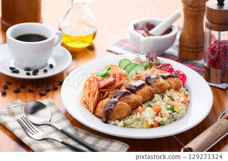 咖啡廳風格的土耳其米、那不勒斯風味的炸豬排西式拼盤 129271324