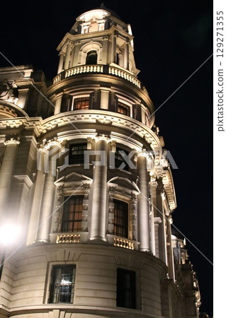 Neoclassical architecture can be seen around Trafalgar Square in London. 129271355
