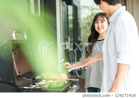 男女烤肉、露營、BBQ、烤肉、豪華露營(家庭聚會、敲響)) 男女烤肉、露營、BBQ、烤肉、豪華露營(家庭聚會、敲響)) 129271420