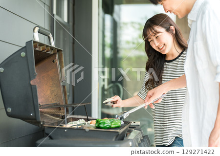男女烤肉、露營、BBQ、烤肉、豪華露營（家庭聚會、敲響）） 129271422
