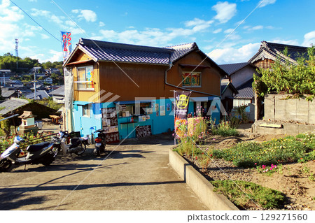 【香川】初秋的伊吹島：島上的街道與藍天 129271560