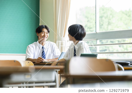 A male junior high school student talking with friends 129271979