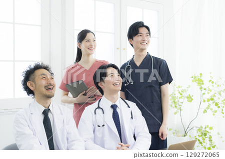 Medical personnel having a meeting 129272065