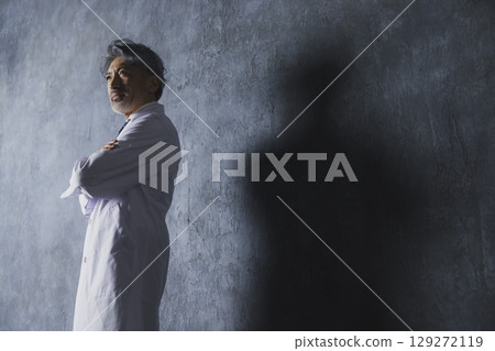 頭髮花白的醫生 頭髮花白的醫生 129272119