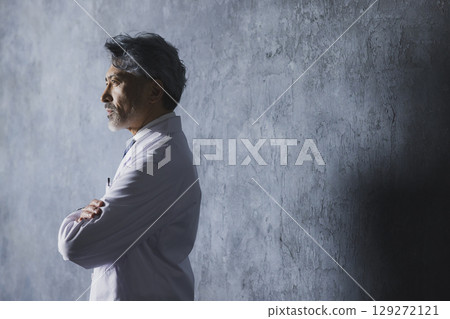 Grey-haired doctor Grey-haired doctor 129272121