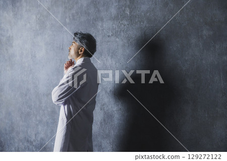 Grey-haired doctor Grey-haired doctor 129272122