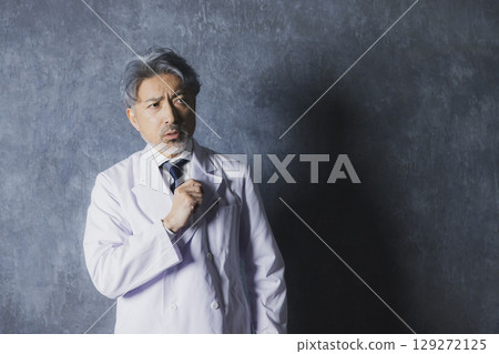 Grey-haired doctor 129272125