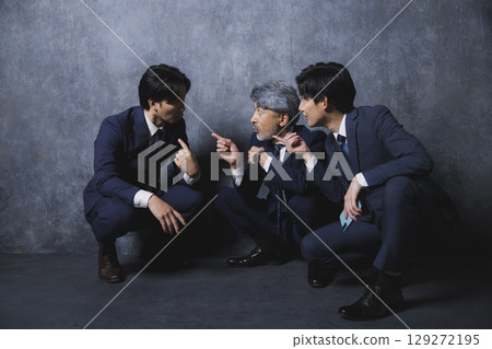 三個商人在交談 129272195