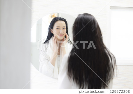 照鏡子的女人 129272208