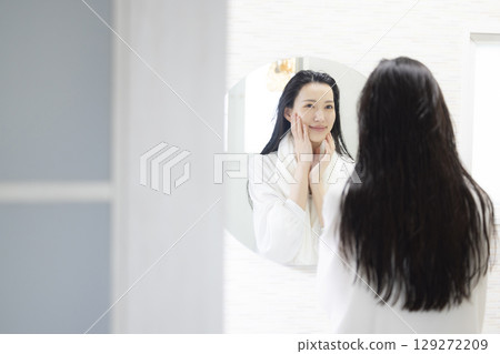 照鏡子的女人 129272209