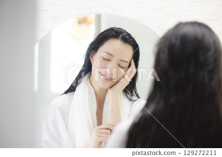 照鏡子的女人 129272211