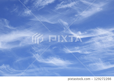  在藍天的白色雲彩 129272266