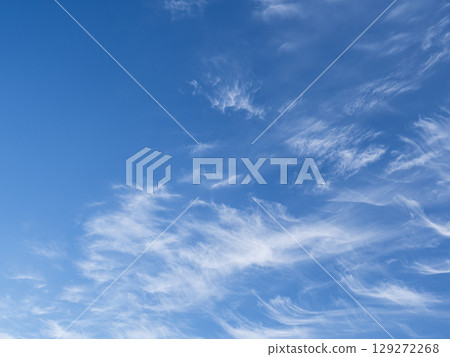  在藍天的白色雲彩 129272268