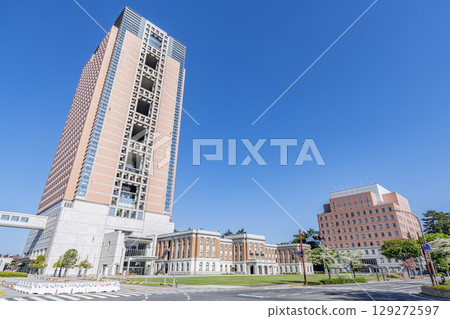 晴朗的日子，群馬縣前橋市的群馬縣廳和群馬縣警察總部 129272597