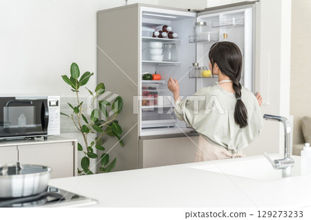 打開冰箱的女人，媽媽，家庭主婦，管家，亞洲婦女做家事 129273233