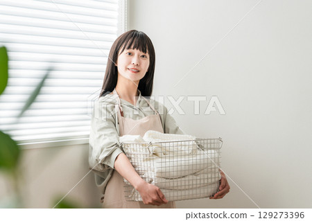A housewife woman holding a washed bath towel (housework, full-time housewife, laundry flow) 129273396