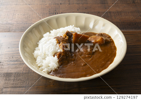 Ready-to-eat curry beef curry rice Ready-to-eat curry beef curry rice 129274197