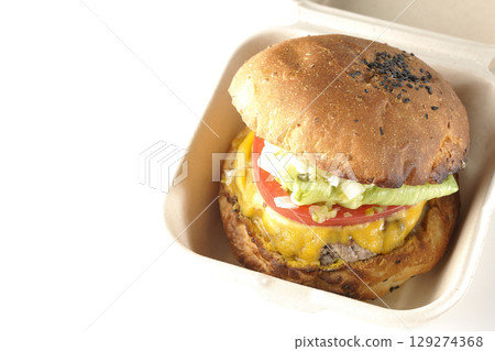 白色背景下拍攝的漢堡，上面鋪著切達起司 129274368