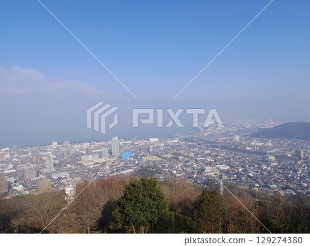 從青山山頂觀景台俯瞰小鎮(香川縣宇多津町) 從青山山頂觀景台俯瞰小鎮(香川縣宇多津町) 129274380