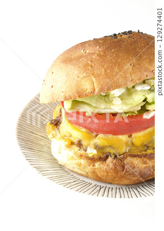 白色背景下拍攝的漢堡,上面鋪著切達起司 白色背景下拍攝的漢堡,上面鋪著切達起司 129274401