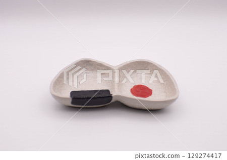Onigiri bowl 129274417