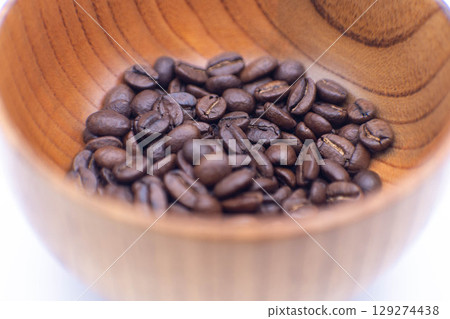 木杯中的咖啡豆 木杯中的咖啡豆 129274438