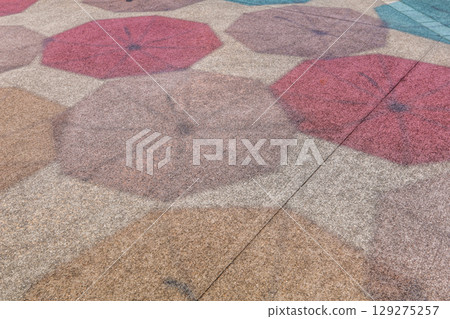 陽光明媚的夏日,地上五顏六色的傘影 陽光明媚的夏日,地上五顏六色的傘影 129275257