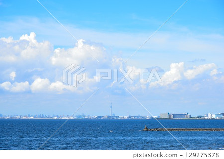 千葉市:清爽的藍天和檢見川海灘 千葉市:清爽的藍天和檢見川海灘 129275378
