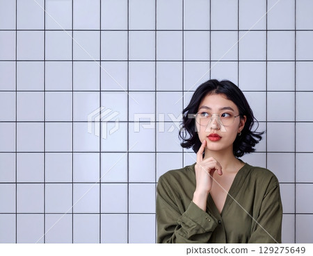 Easy-to-use copy space and woman expressing worries 129275649