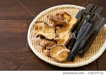 乾香菇與昆布 | 日式料理中用作高湯的乾料 129275712