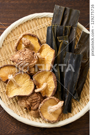 乾香菇與昆布 | 日式料理中用作高湯的乾料 129275716