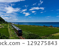 在晴朗的日子裡，一列火車沿著日本海沿岸行駛 129275843