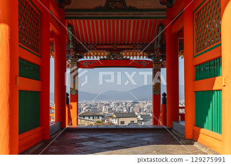Framed cityscape of Kyoto seen through a traditional gate at Kiyomizu-dera in Japan Framed cityscape of Kyoto seen through a traditional gate at Kiyomizu-dera in Japan 129275991