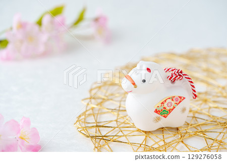 馬年賀年卡素材|白馬鈴薯、水引及櫻花 馬年賀年卡素材|白馬鈴薯、水引及櫻花 129276058