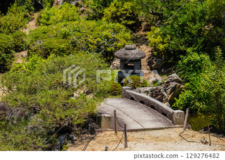 [Kyoto Scenery] Ninna-ji Temple: Five-story pagoda over a pond and elegant garden 129276482
