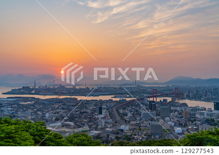 【福岡縣】從高門山眺望若門大橋和北九州的日出街景 129277543