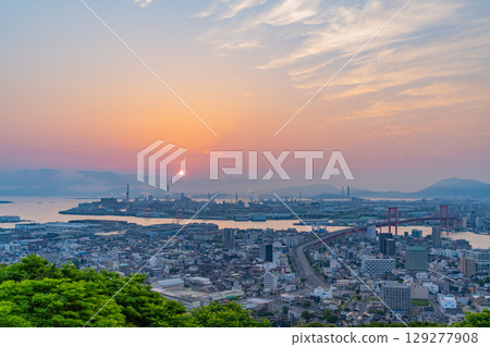 [Fukuoka Prefecture] Sunrise over Kitakyushu City's industrial area seen from Mt. Takato 129277908