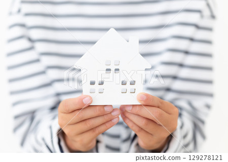 小學男孩拿著房屋模型 129278121