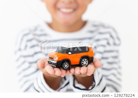Elementary school boy holding a model car 129278224