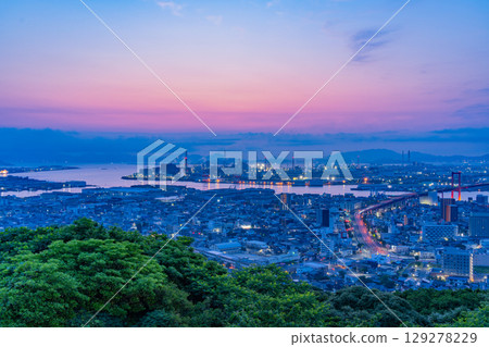 【福岡縣】清晨從高遠山眺望北九州市、若戶橋和城市景觀 【福岡縣】清晨從高遠山眺望北九州市、若戶橋和城市景觀 129278229
