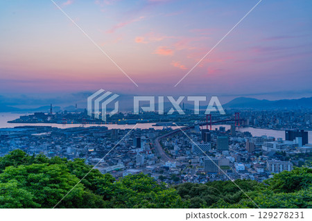 【福岡縣】清晨從高遠山眺望北九州市、若戶橋和城市景觀 129278231
