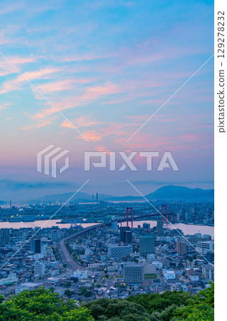 【福岡縣】清晨從高遠山眺望北九州市、若戶橋和城市景觀 129278232