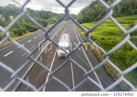 汽車在高速公路上行駛,透過柵欄往下看的照片 汽車在高速公路上行駛,透過柵欄往下看的照片 129278492