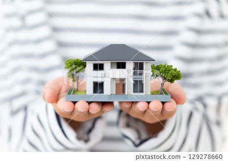 Elementary school boy holding a model of a house 129278660