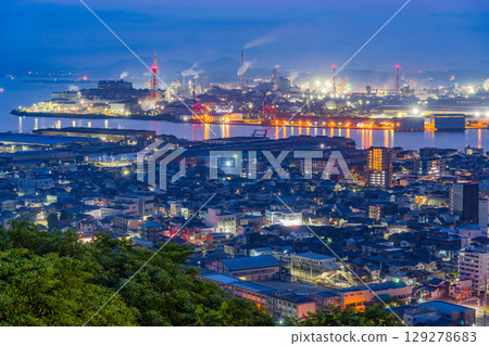 [Fukuoka Prefecture] The coastal industrial area of Kitakyushu City seen from Mt. Takato before dawn 129278683