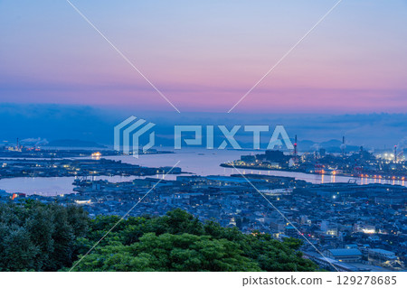 [Fukuoka Prefecture] The coastal industrial area of Kitakyushu City seen from Mt. Takato before dawn 129278685