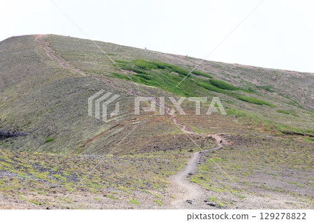 從北海道大雪山火山口附近的北海山前的登山道上眺望北海山山頂 從北海道大雪山火山口附近的北海山前的登山道上眺望北海山山頂 129278822