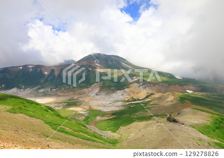 北海道山脈：圍繞大雪山火山口，從中岳附近，有一條山脊通往間宮岳，可以眺望白雲岳。 129278826