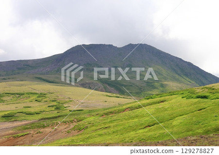 北海道山脈:大雪山火山口周圍:從間宮山到北海山的山脊路徑,前方是白雲山。 北海道山脈:大雪山火山口周圍:從間宮山到北海山的山脊路徑,前方是白雲山。 129278827
